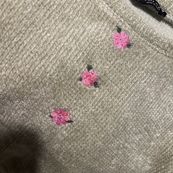Zara Green Sweater with Pink Accents - Picture 3 of 4